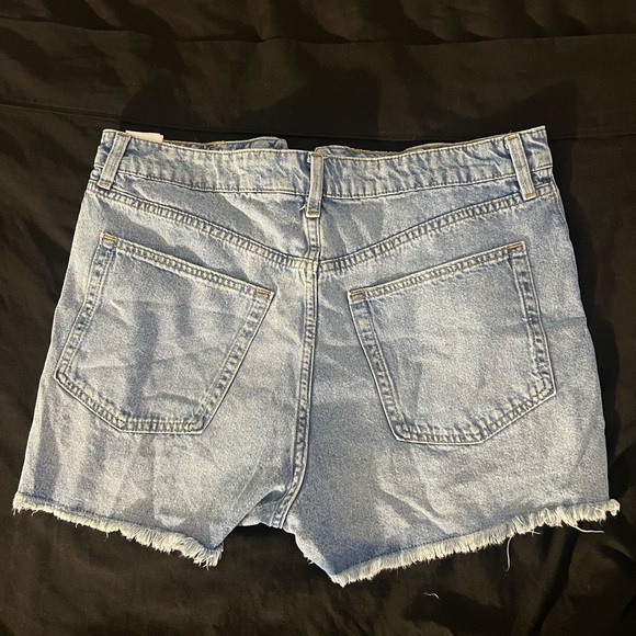 H&M Jeans Distressed Shorts - Picture 2 of 3